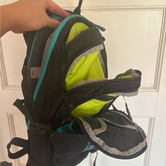 CamelBak LUXE Black and Teal Hydration Pack - Picture 4 of 4